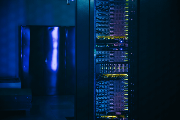 Foto eines Racks im Rechenzentrum mit einigen leuchtenden Servereinheiten.