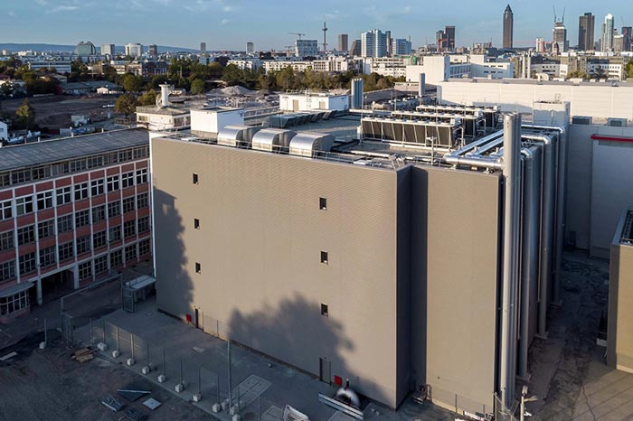 Drohnenaufnahme von unserem Rechenzentrum mit der Frankfurter Skyline im Hintergrund.